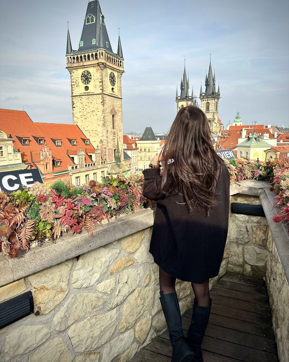 Portrait de voyage sur les toits de Prague