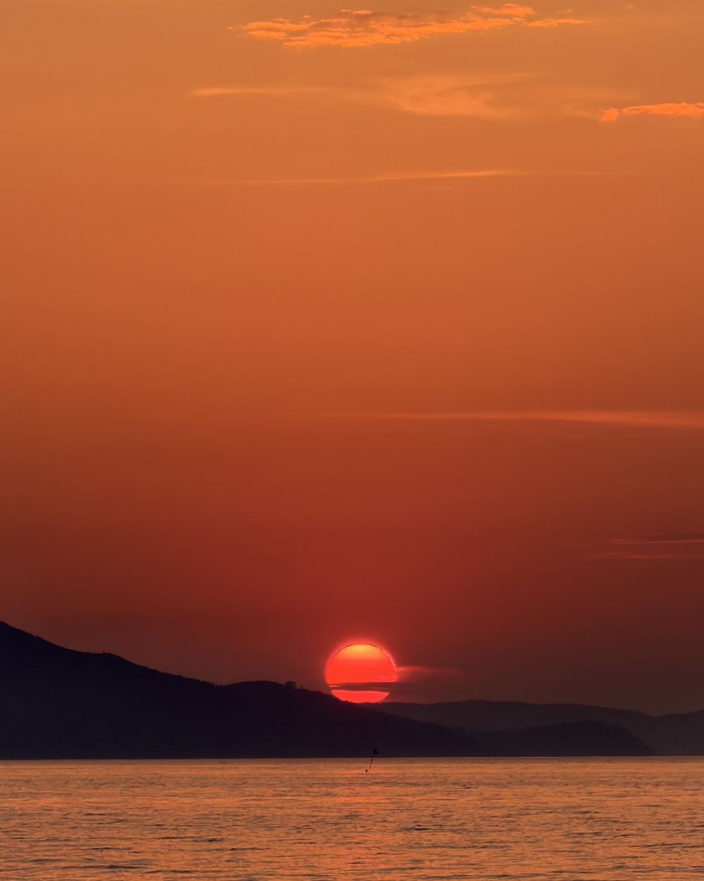 Coucher de soleil rouge sur la mer, côte varoise